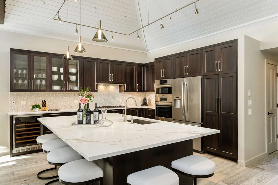 6 breakfast bar seats provide a gathering place for pre-dinner relaxation or a spot to enjoy your morning coffee.