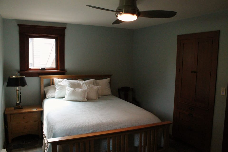 Second bedroom with a queen bed