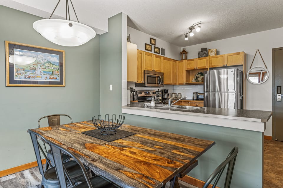 Modern Rustic Decor, Stnls Steel Appliances and Fully Stocked Kitchen. 