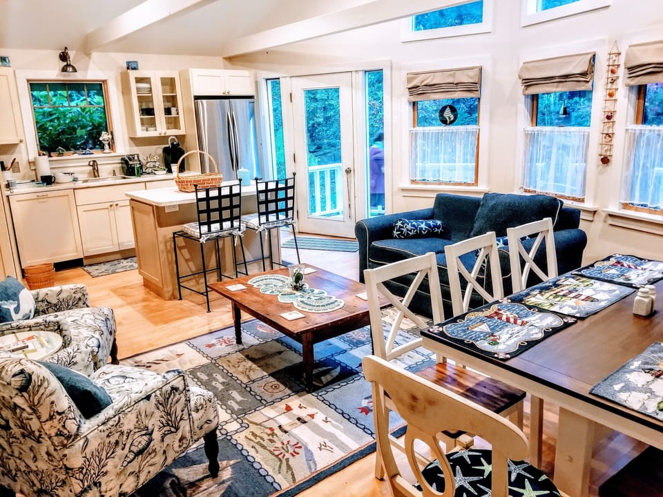 Living Room/Dining Area