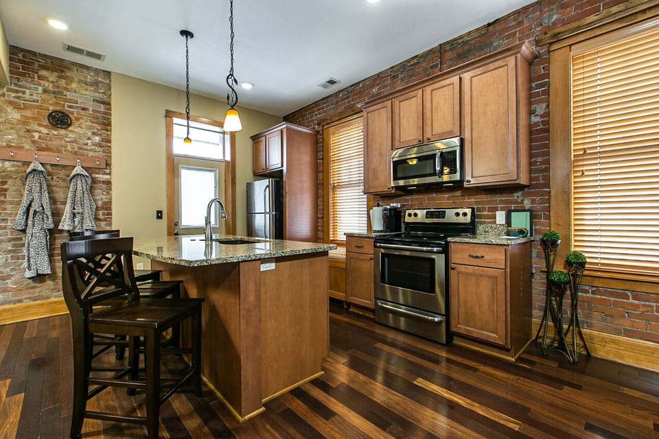 Fully stocked kitchen with stainless steel appliances & granite countertops.