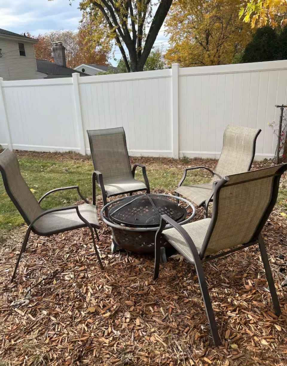Outdoor fire pit