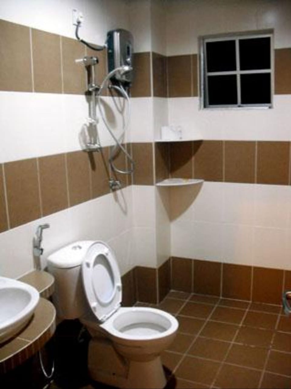 1 toilet attach to master room.