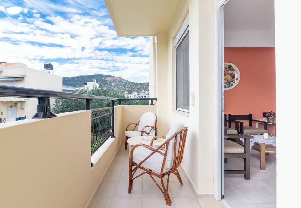 Side balcony at entrance 