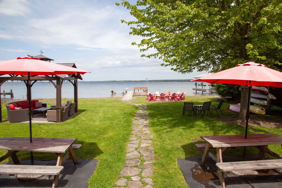 Flat backyard with lake access – Enjoy lawn games, lounging, or a walk to the water.