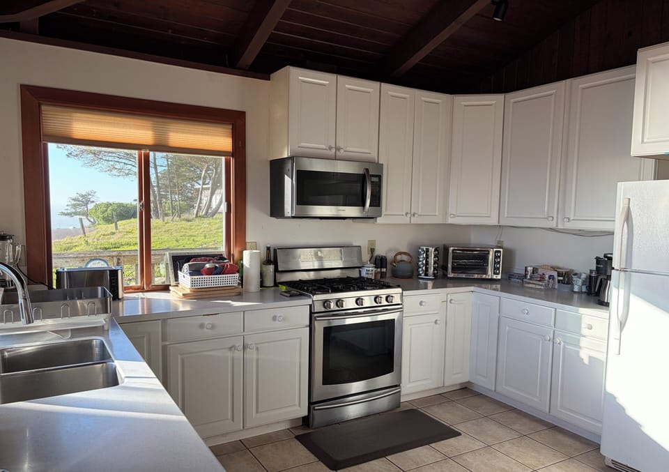 Kitchen supplied with modern applliances and amenities