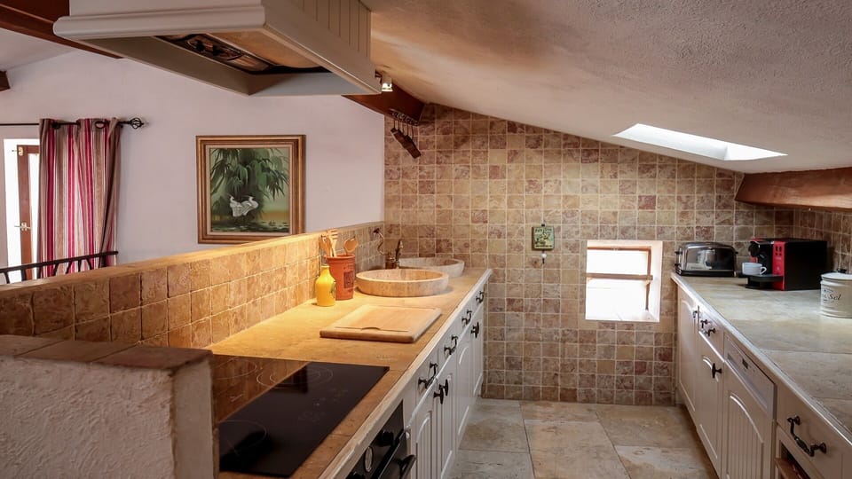 Well equipped kicthen-hob, cooker, diswasher, microwave and washer/dryer