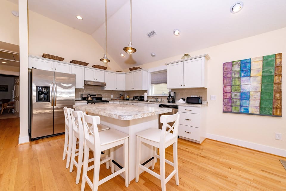 Kitchen w/6 Stools