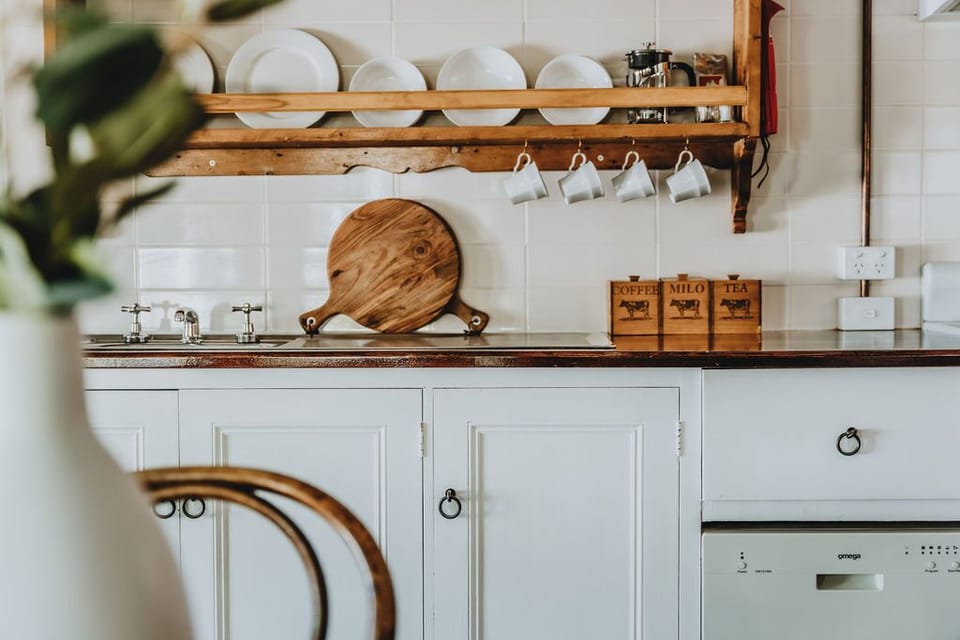 Lovely kitchen for all your cooking needs (2)