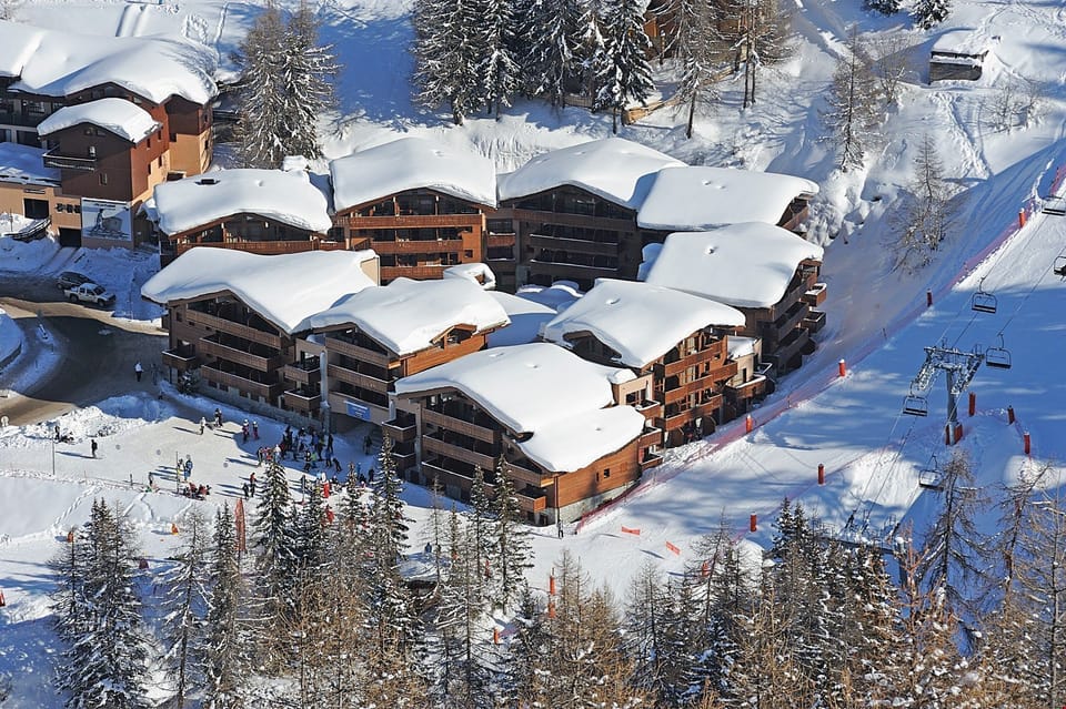 With architecture and decor inspired by the Savoyard style, this residence consists of fully-equipped and comfortable apartments.