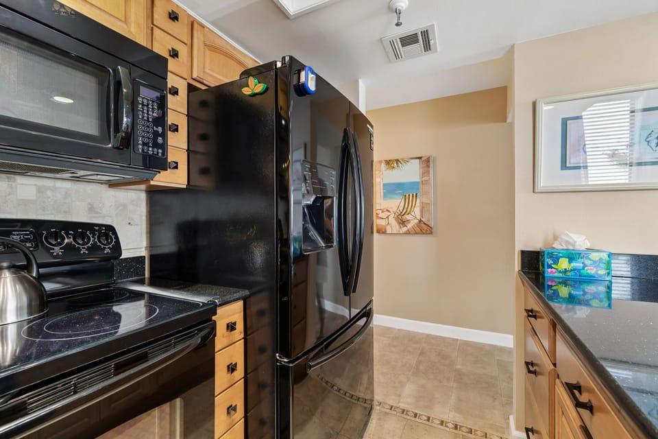 Fridge with icemaker