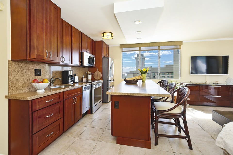 Large Breakfast Bar/Island with 4 Bar Stools