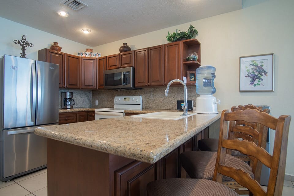 counter top at the kitchen with bar stools