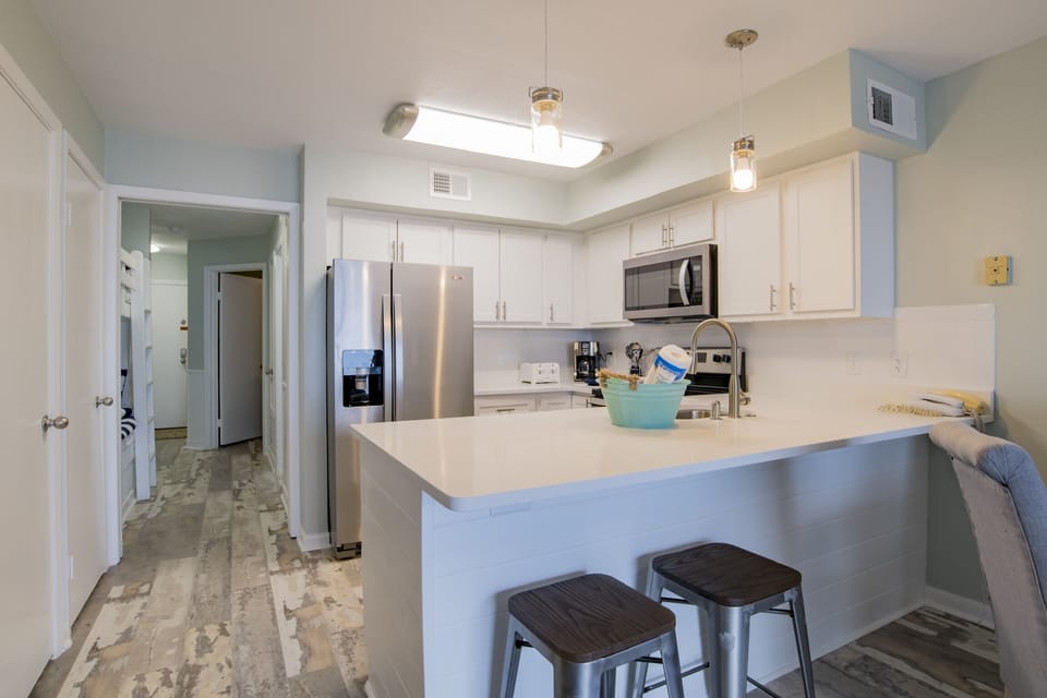 Kitchen and sit in Bar