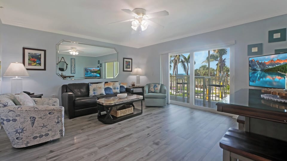 South Beach Room 207 Living Room