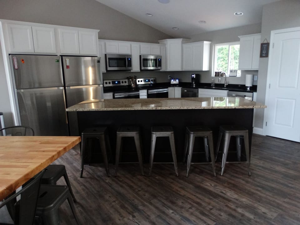 Kitchen and Island, seating for 5