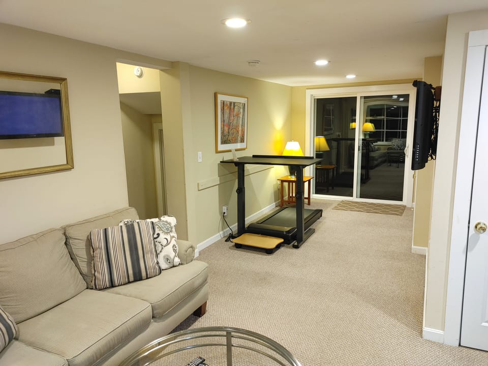 Entry living room with flatscreen TV