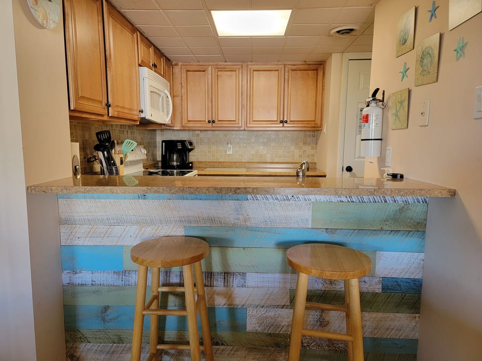 Breakfast bar with seating for 2