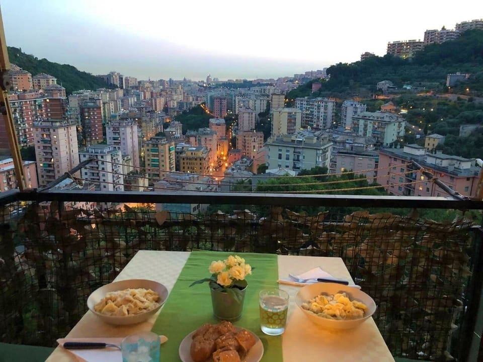 Cena al tramonto.
Dinner at sunset.