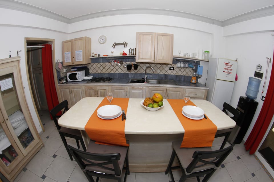 TABLE FOR 4 PERSONS 