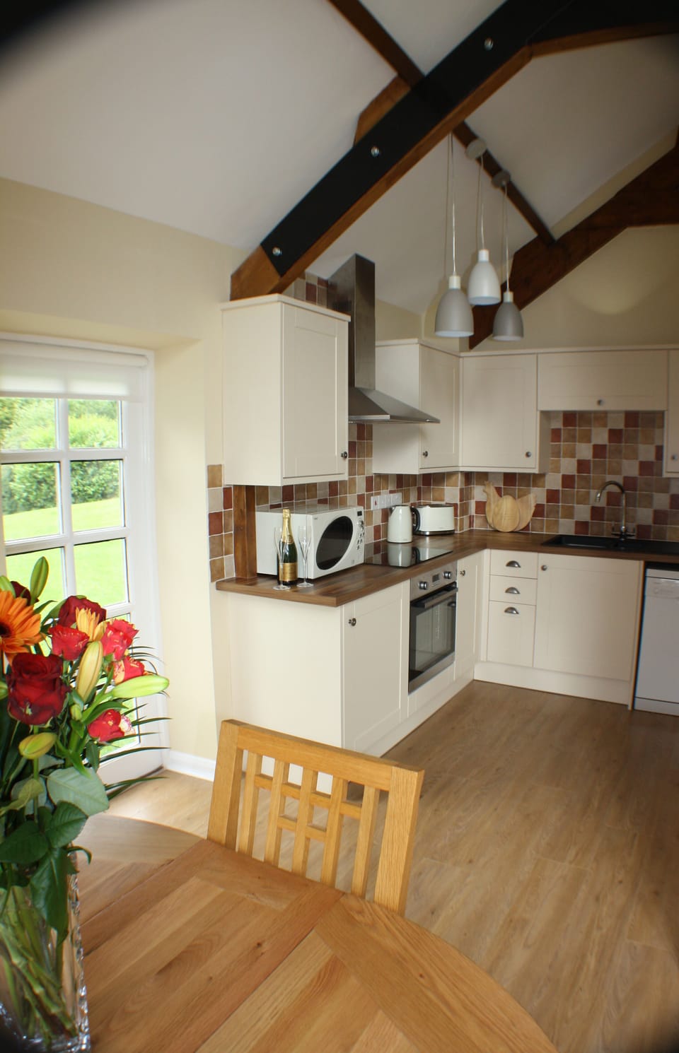 Fully equipped open plan kitchen/dining area