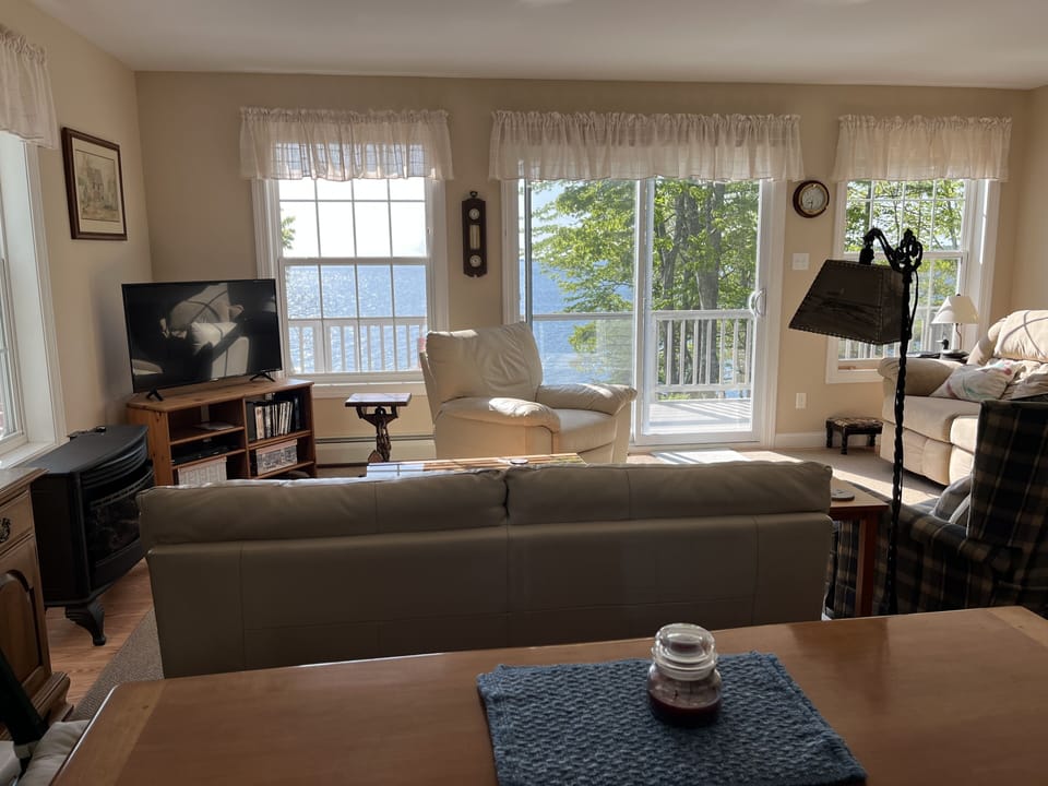 Living Room with seating for 6 