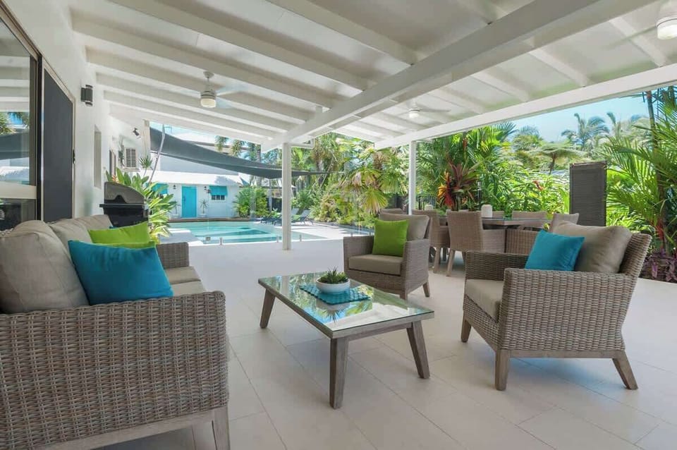 Paradise on Ruby - Enjoy your afternoons relaxing in the tropical outdoor area.