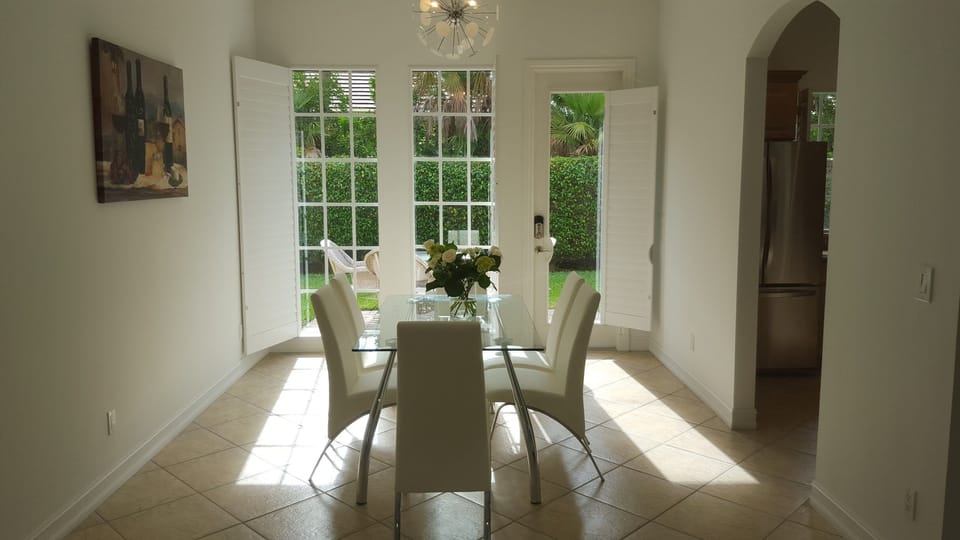 Dining room with garden view