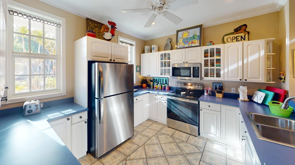 Full Size Kitchen/Lots of Prep Room