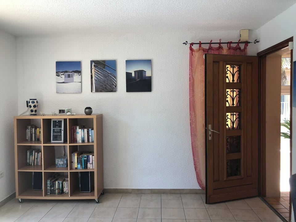 LIVINGROOM ENTRANCE 