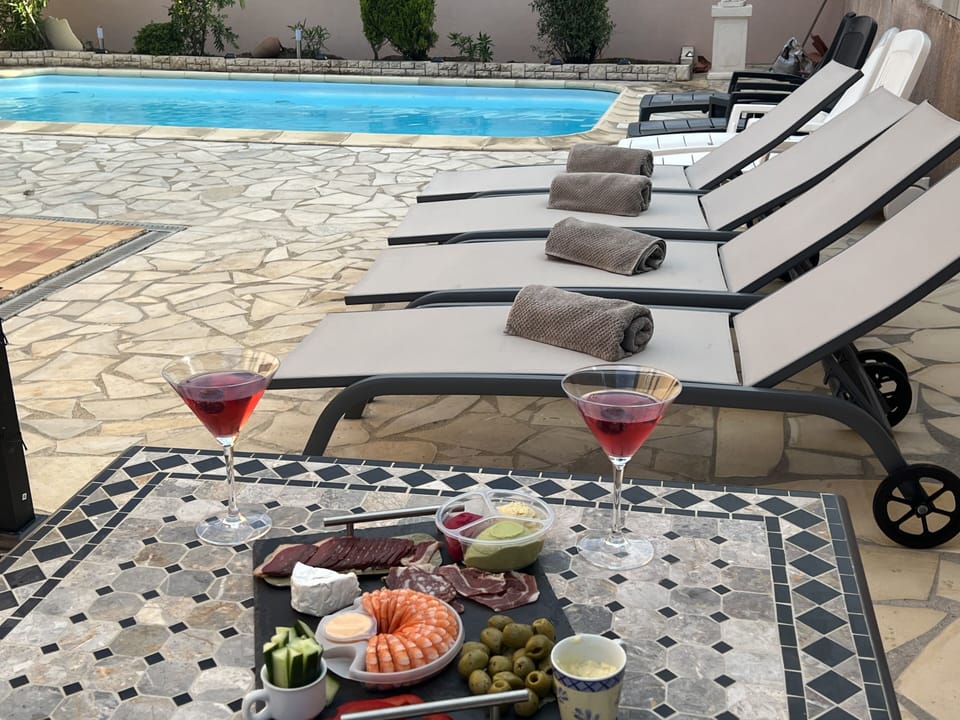 RIGHT SIDE PATIO