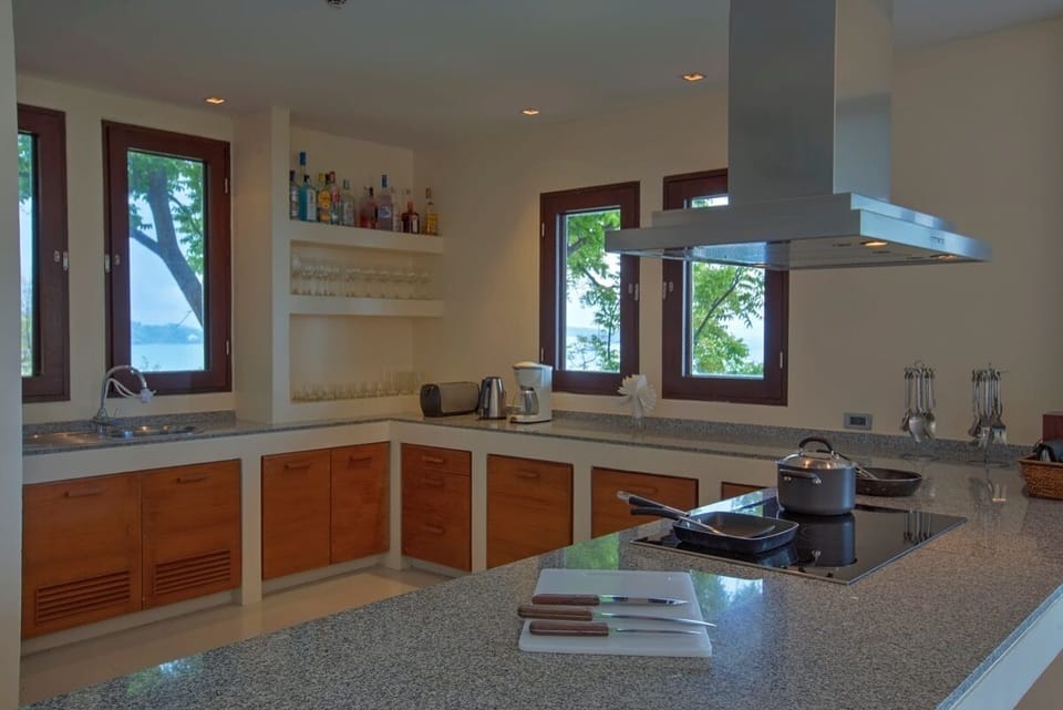 Dry kitchen and bar