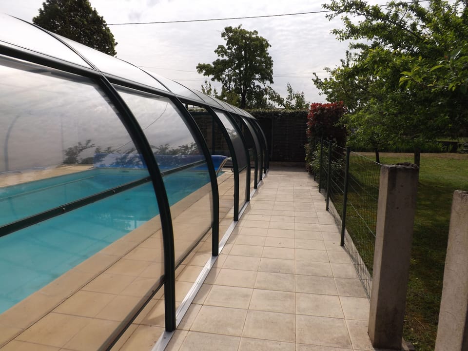 Retractables sides of the swimming pool
