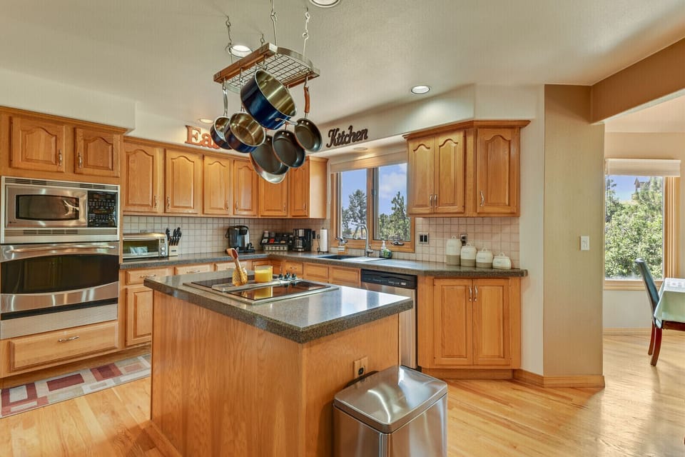 Kitchen & Breakfast Nook.