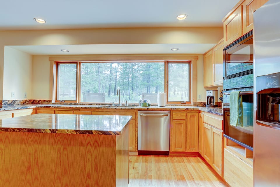 You might spot some deer out the kitchen window or some golfers on the golf course beyond.
