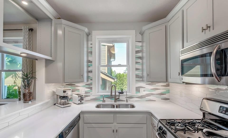 Kitchen equipped to enjoy take out or to cook a full meal