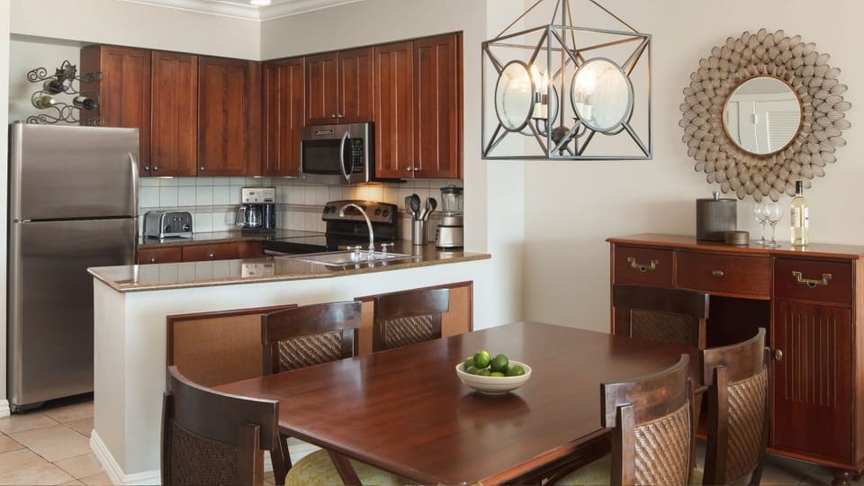 Dining table to seat 6 and full Kitchen 