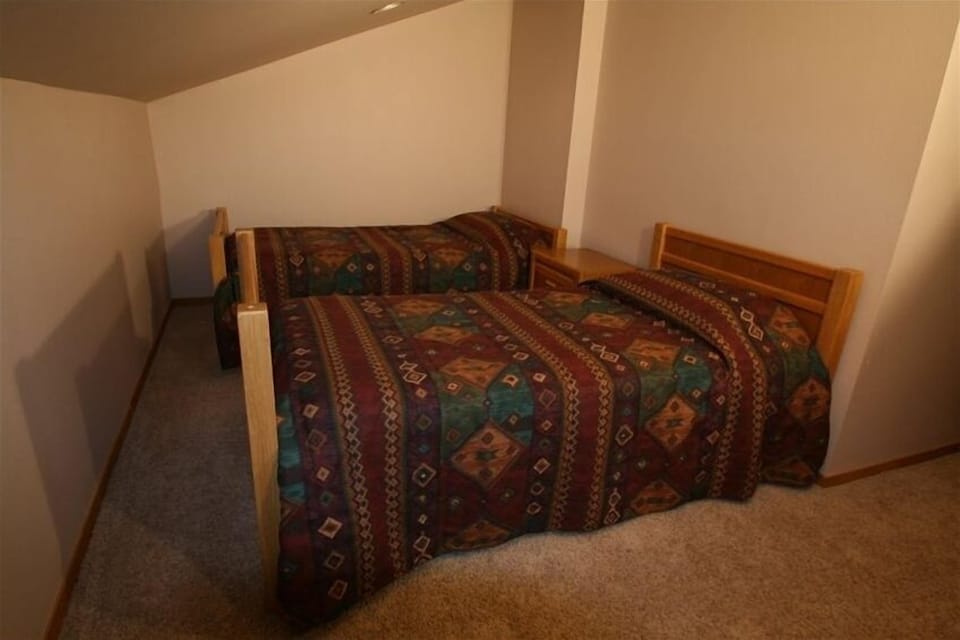Upstairs Third bedroom with twin beds