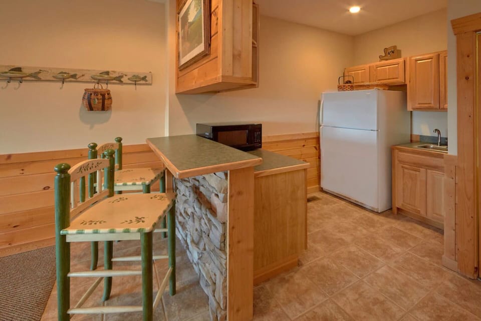 Kitchenette in Game Rm w/2nd Frig