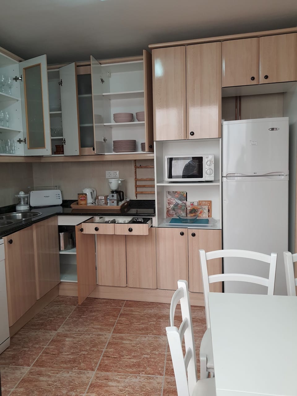 cocina completamente equipada ,lavadora, lavavajillas, microondas,cafetera,hervidor,tostadora,exprimidor, vajilla,cuberteria,cristaeria,menaje