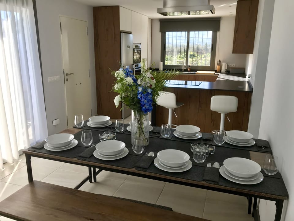 Indoor dining for 8 with spectacular mountain views. Breakfast bar seating for 2