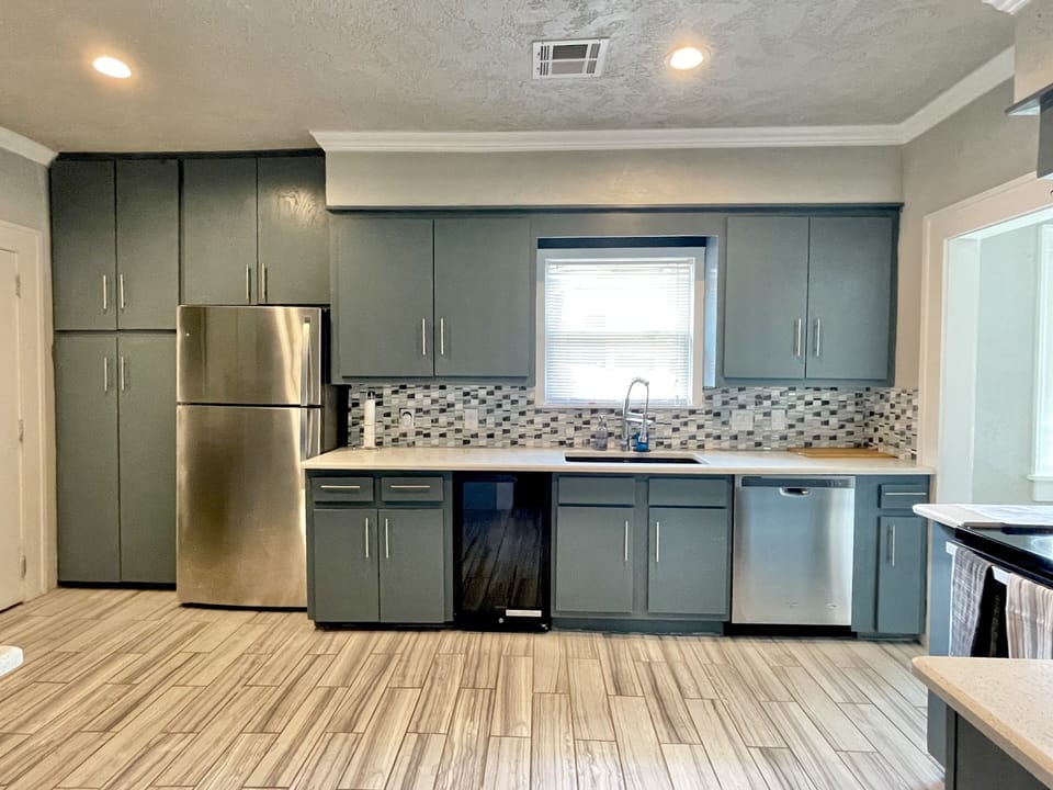 Beautiful kitchen stocked with cook and dinnerware. 