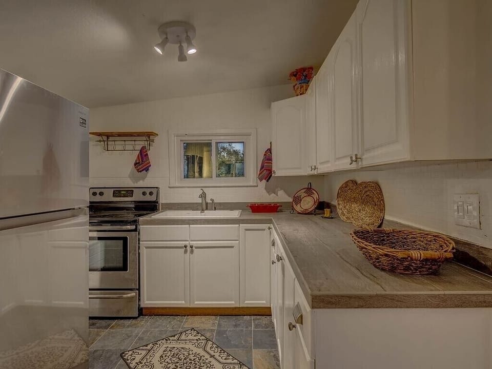 Fresh, fully equipped, updated kitchen 