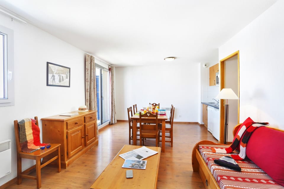 Sit back and relax in the cozy and bright living area after a day on the pistes.