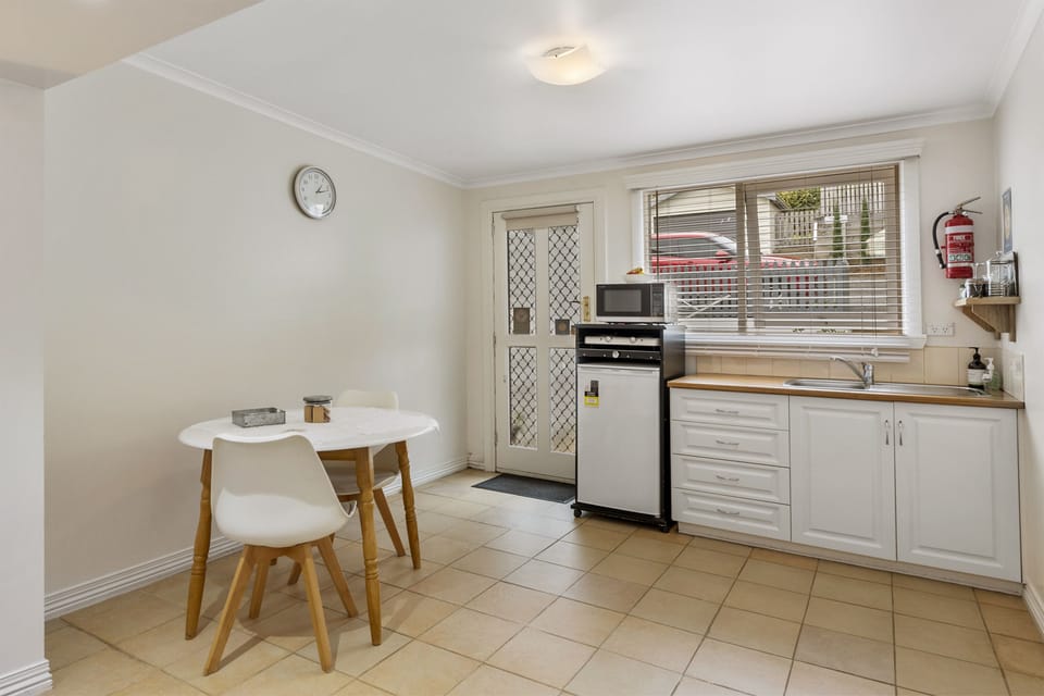 Ellie's Studio well equipped kitchenette and dining area.