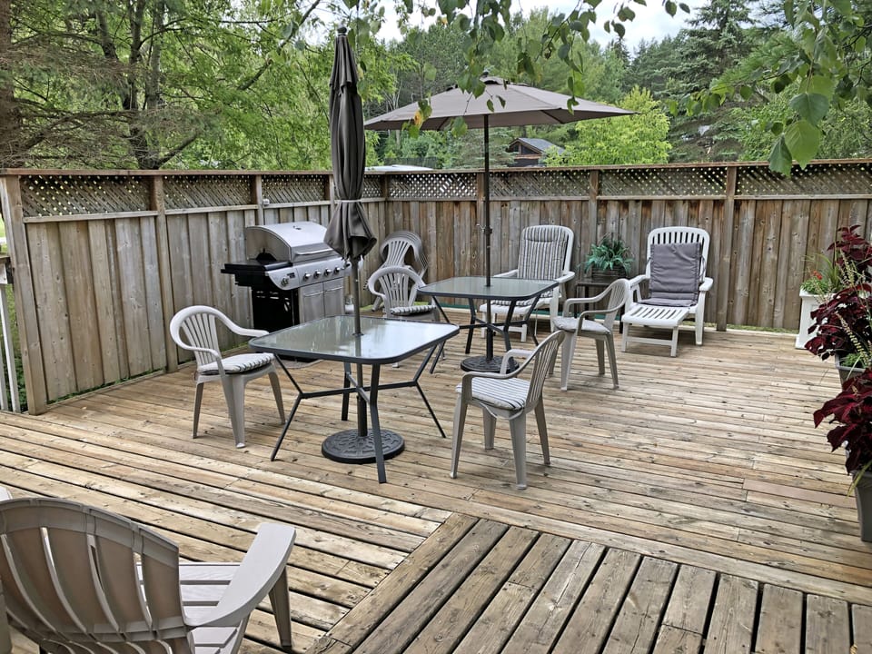 Very large private deck with propane BBQ (no tank required)