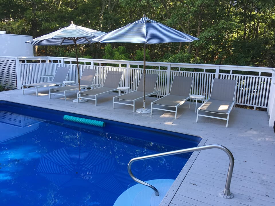 attached pool sunning area with socializing pool step