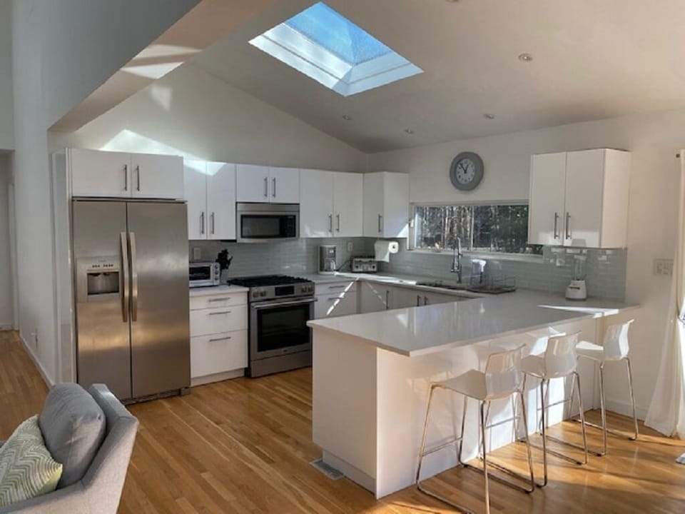 modern entertaining kitchen/bar area