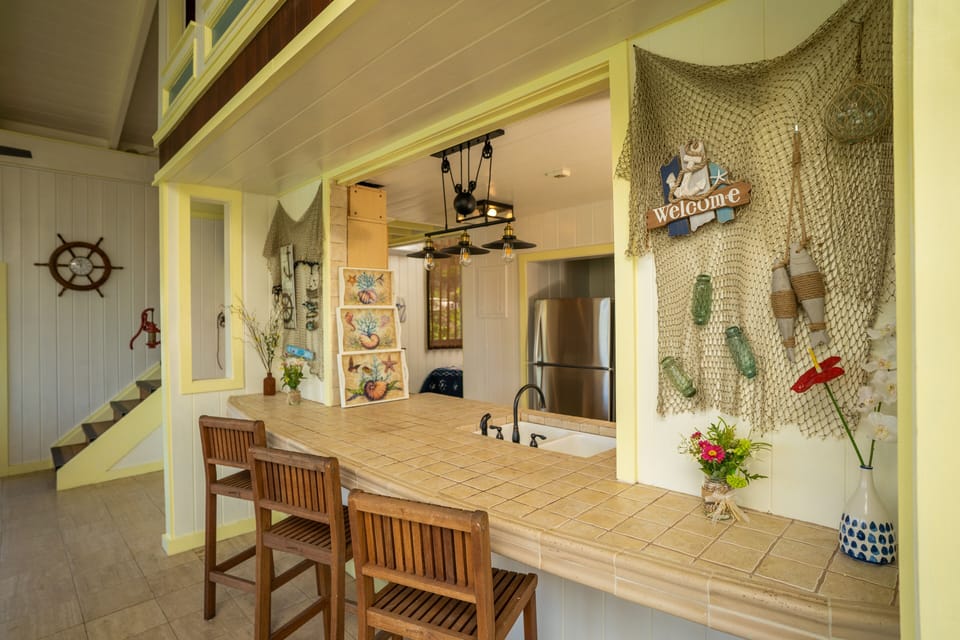 Fully equipped kitchen with all you need to make your favorite island recipes.