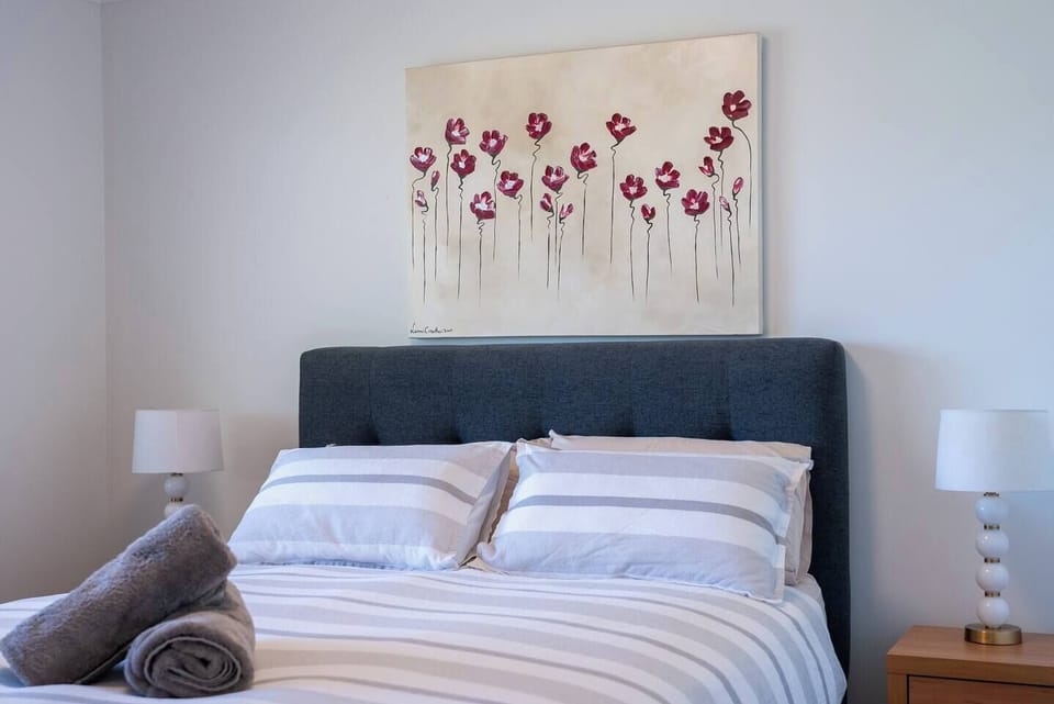 QUEEN BED 1 (1)